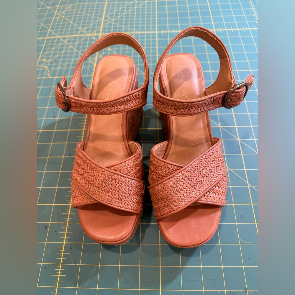 Crown Vintage Women's Raffia Tan Wedge Sandals